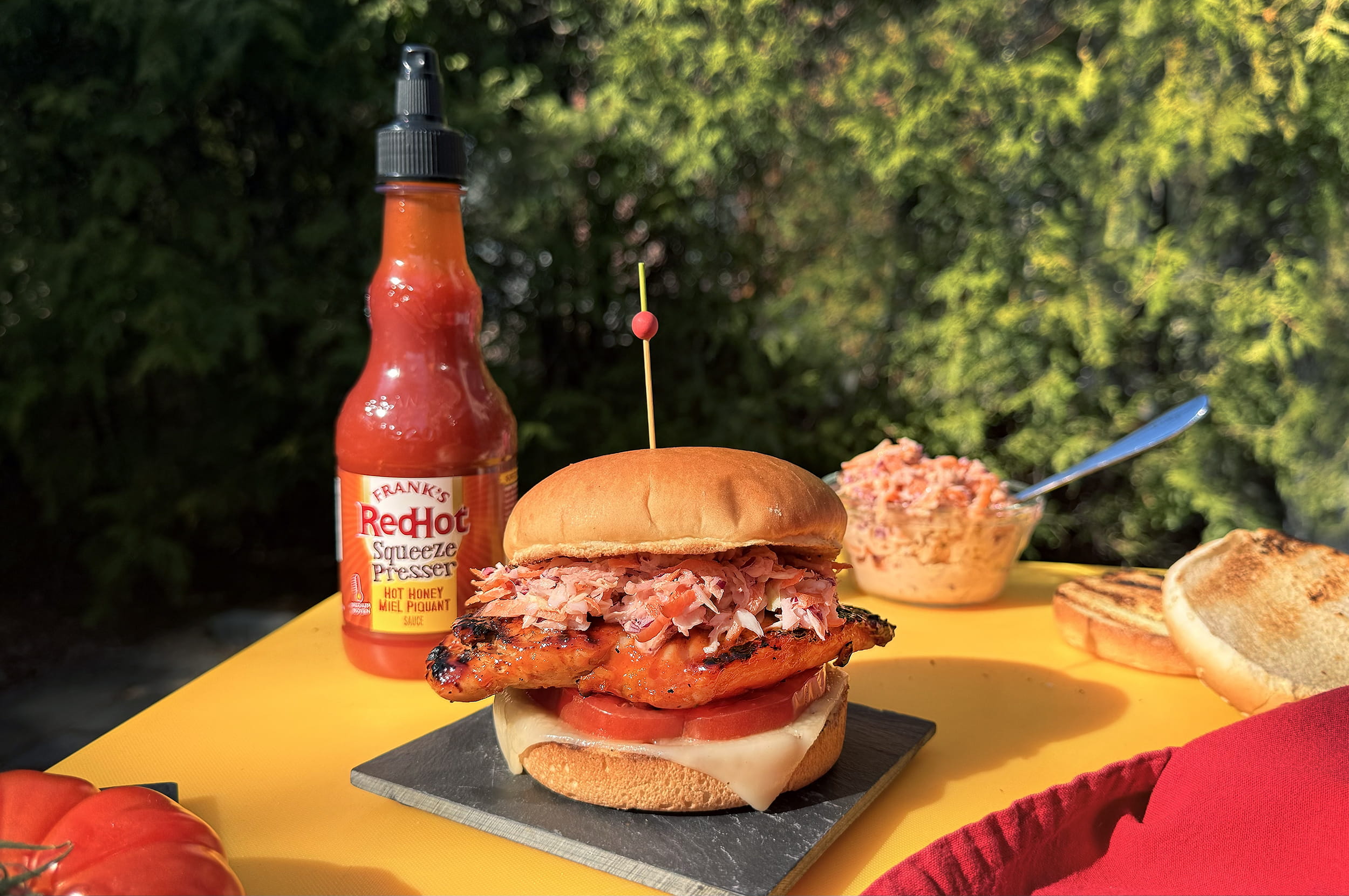 Burger de poulet grillé sauce miel épicé Frank’s RedHot
